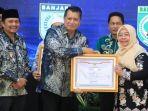 Wamen-Kemenpan-RB-RI-Purwadi-Arianto-serahkan-penghargaan-untuk-Pemkab-Tabalong-3.jpg