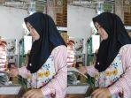 Wanita-di-Pandeglang-Banten-ini-Viral-di-Tik-Tok-karena-menggunakan-kalkulator-dengan-cepat.jpg