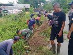 Warga-Desa-Banua-Pagat-melaksanakan-gotong-royongqq.jpg