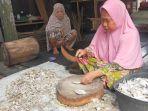 Warga-Desa-Mamar-Kabupaten-HSU-yang-mencancang-ikan-untuk-pakan-itik.jpg