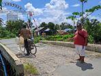 Warga-Desa-Pendalaman-Baru-Amat-menunjukkan-besi-jembatan-yang-muncul.jpg