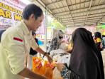 Warga-Desa-Sungai-Awang-K-belanja-pada-pasar-murah-di-halaman-Kantor-Desa.jpg