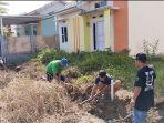 Warga-Kompleks-Aura-Megah-Regency-Desa-Panggung-bergotong-royong.jpg