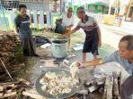 Warga-RT-2-Desa-Teluk-Selong-Ulu-Martapura-Barat-sedang-merebus-jeroan-sapi-di-dapur-umum.jpg