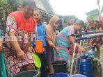 Warga-antre-air-bersih-dari-truk-tangki-PMK-Paba-di-Pelambua-Banjarmasin-Sabtu-14052022.jpg