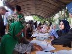 Warga-antusias-mengambil-BLT2.jpg