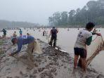 Warga-beramai-ramai-menangkap-ikan-di-Desa-Panggung-Balangan.jpg