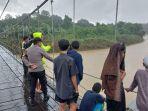 Warga-dan-pihak-kepolisian-melihat-proses-pencarian-remaja-tenggelam-di-Sungai-Tabalong.jpg