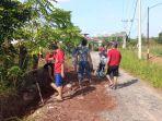 Warga-lingkungan-RT-4B-Desa-Panggung-gotong-royong-memperbaiki-jalan.jpg