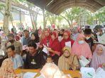 Warga-penerima-Bansos-mengantre-di-depan-Kecamatan-Banjarmasin-Selatan.jpg
