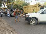 Warga-saat-berupaya-mengevakuasi-sopir-terjepit-usai-mengalami-kecelakaan-d1.jpg