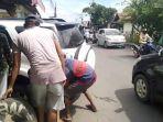Warga-saat-membantu-mendorong-satu-unit-mobil-yang-terperosok.jpg