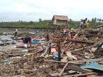 Warga-tampak-mencari-barang-di-bekas-rumah-mereka-yang-tersapu-ombak-di-Buton.jpg