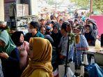 Warga-tampak-sedang-mengantre-giliran-membeli-Gas-LPG-3-Kg.jpg