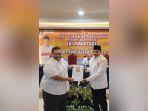 Wasekjen-PKS-serahkan-urat-rekomendasi-kepada-H-Mukhyar-kanan.jpg