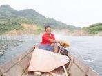 Wisata-Kalsel-Pemilik-Perahu-Yadi-ajak-wisatawan-menyusuri-danau-di-kawasan-Bendungan-Tapin.jpg