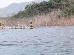 Wisata-Kalsel-Warga-menjala-ikan-di-danau-Bendungan-Tapin-Senin-040420222.jpg