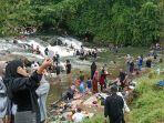 Wisatawan-tumpah-ruah-di-objek-wisata-Jeram-Alam-Roh-17-di-Desa-Rantau-Bujur.jpg