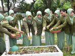 Ziarah-dan-tabur-bunga-di-Taman-Makam-Pahlawan-oleh-jajaran-Persit-KCK-Dim-Cabang-Barabai-sdf.jpg