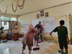 _Babinsa-bersama-para-siswa-membersihkan-ruangan-kelas-akibat-lumpur.jpg