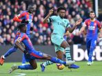 aaron-wan-bissaka-mencoba-menahan-laju-alex-iwobi_20181028_235455.jpg