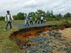 abrasi-pantai-di-kawasan-rt-2-desa-kampungbaru-kecamatan-kusan-hilir_20180124_192927.jpg
