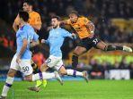 adama-traore-kanan-mencetak-gol-wolverhampton-wanderers-ke-gawang-manchester-city.jpg