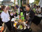 adel-kiri-saat-menjadi-juri-lomba-masak-ikan-saluang.jpg