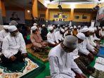 aditya-wartonomenggelar-salat-hajat.jpg