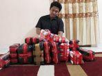 aditya-wijaya-saat-packing-produk-untuk-dikirim-saat-harbolnas.jpg