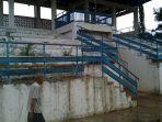 aini-memperlihatkan-tribun-stadion-yang-rusak.jpg