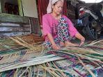 aiti-petani-yang-menganyam-tikar-purun-di-Desa-Sungai-Kambat.jpg