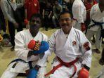 akbp-toetoes-bersama-istri-setelah-memperoleh-juara-3-kumite.jpg