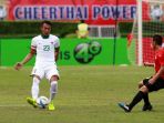 aksi-bek-timnas-u-22-indonesia-hansamu-yama_20170823_055021.jpg