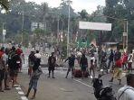 aksi-blokade-jalan-oleh-masyarakat-papua-di-manokwari.jpg