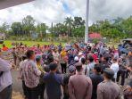 aksi-demonstrasi-aktivis-LSM-Kalsel-di-Kantor-Bupati-Tala.jpg