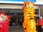aksi-dua-barongsai-saat-grand-opening-indogrosir-banjarmasin_20150521_103539.jpg