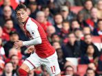 aksi-gelandang-arsenal-mesut-oezil-saat-tampil-melawan-swansea-city_20171104_062300.jpg