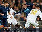 aksi-martin-odegaard-mencoba-melewati-casemiro-kala-real-sociedad.jpg