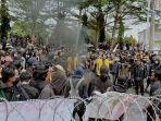 aksi-menolak-uu-omnibus-law-oleh-mahasiswa-dari-berbagai-perguru.jpg