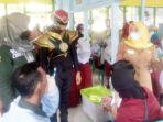 aksi-ranger-hitam-saat-meramaikan-gelaran-vaksinasi-anak-di-sdn-ulu-benteng-2-batola.jpg