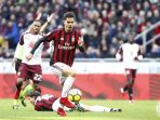 aksi-striker-ac-milan-andre-silva-saat-laga-melawan-torino-pada-lanjutan-laga-serie-a_20171127_053320.jpg