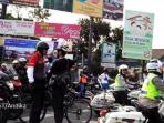aksi-tiga-pengendara-sepeda-yang-menghadang-para-pelanggar-lalu-lintas_20160101_144226.jpg