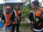 aksi-tim-animal-rescue-banjarmasin-saat-menangkap-reptil-membahayakan-warga.jpg