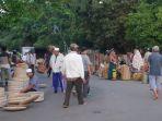 aktivitas-di-ruas-jalan-saat-pasar-kerajinan-amuntaigsung-yang-berlan-setiap-kamis.jpg