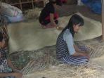 aktivitas-mengolah-kerajinan-rotan-di-tempat-usaha-slamet-salasiah.jpg