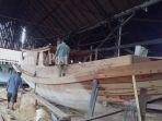 aktivitas-pembuatan-kapal-pinisi-di-desa-pagar-ruyung-pagatan-tanahbumbu.jpg