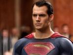 aktor-henry-cavill-berperan-sebagai-superman_20160316_210320.jpg