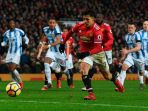 alexis-sanchez-mengeksekusi-tendangan-penalti-saat-manchester-united-berhadapan-dengan-huddersfield_20180221_080814.jpg