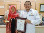 amalia-rezeki-bersama-rektor-ulm-sutarto-hadi.jpg